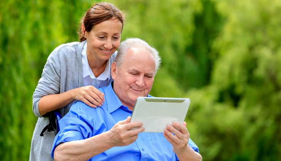 1140-caregiver-patient-using-tablet-online-community